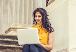 How to Decide on an Online Law Degree from the U.S. or the U.K. to Study in 2022