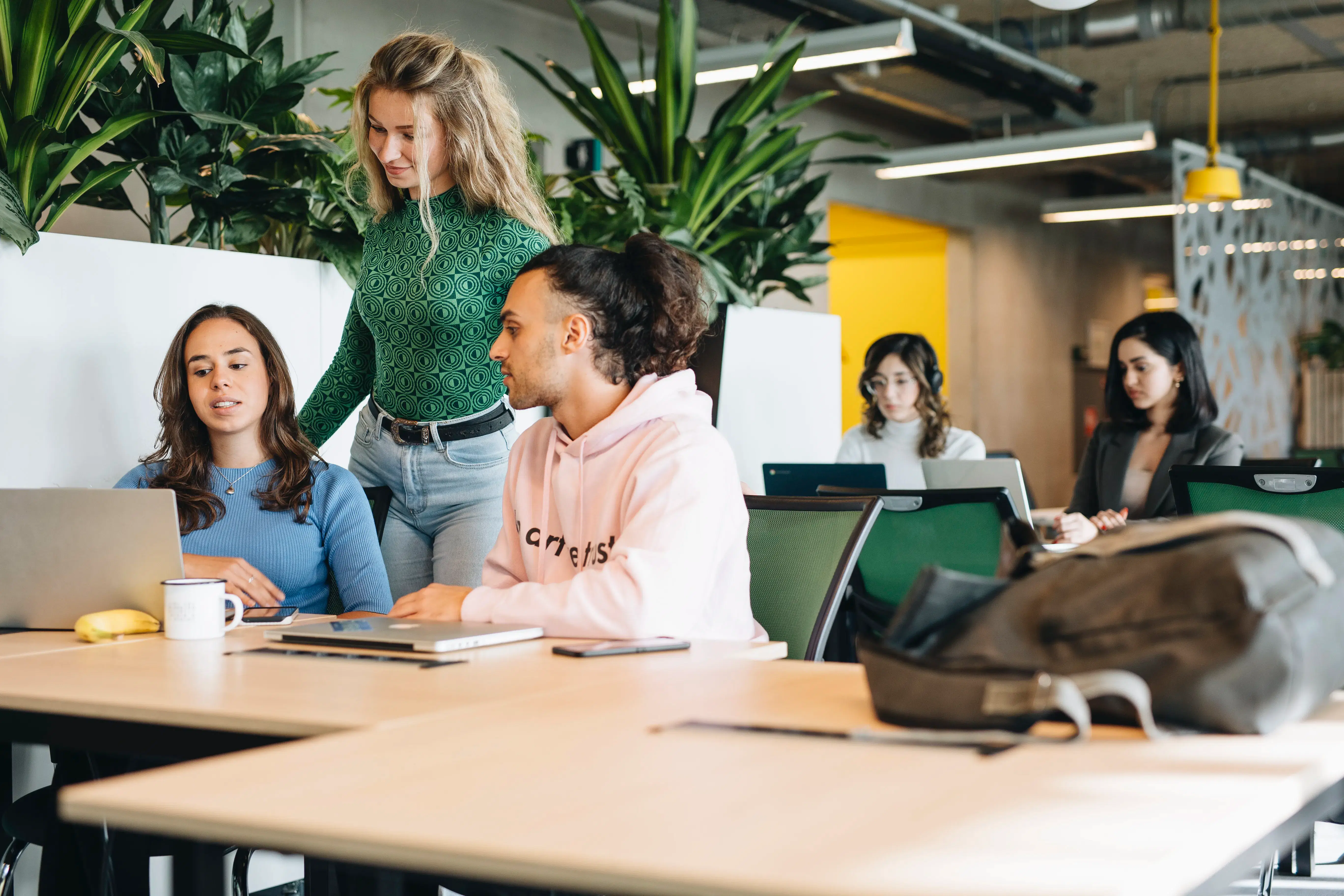 369480